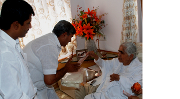  द्रोणाचार्य पुरस्कार विजेते कुश्तीगीर भ्राता रामपालजी दादी जानकीजीसे मिले