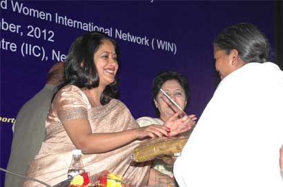  ब्र.कु. विजया लक्ष्मी बहन को वूमेन एक्सलन्स अवार्डऱ्-2012 प्रदान