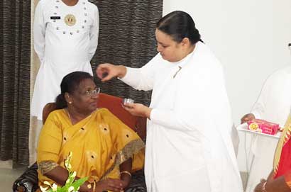  16 सितम्बर (कर्नाटक) राज्यपाल महोदया को बांधी राखी.